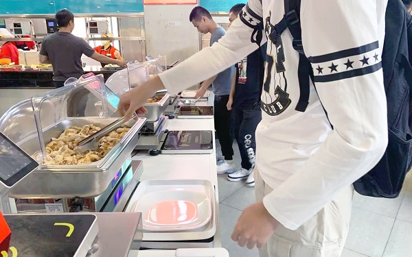 稱(chēng)重自助餐走進(jìn)學(xué)校 讓人抵抗不了的自助餐模式！